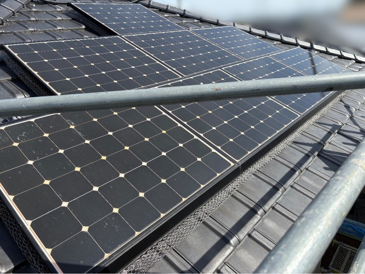 画像4 | 【 塗りかえ工房】開発サイト 【鳩よけ対策】太陽光パネルの隙間に鳩が巣を作る!効果的な防止工事事例【大垣市】 塗りかえ工房 岐阜県 安八