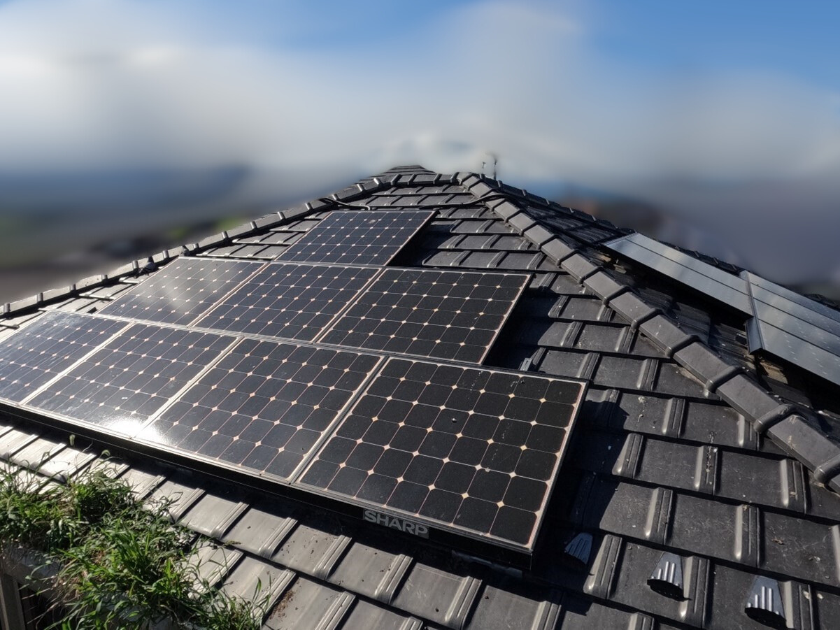 画像1 | 【 塗りかえ工房】開発サイト 【鳩よけ対策】太陽光パネルの隙間に鳩が巣を作る!効果的な防止工事事例【大垣市】 塗りかえ工房 岐阜県 安八